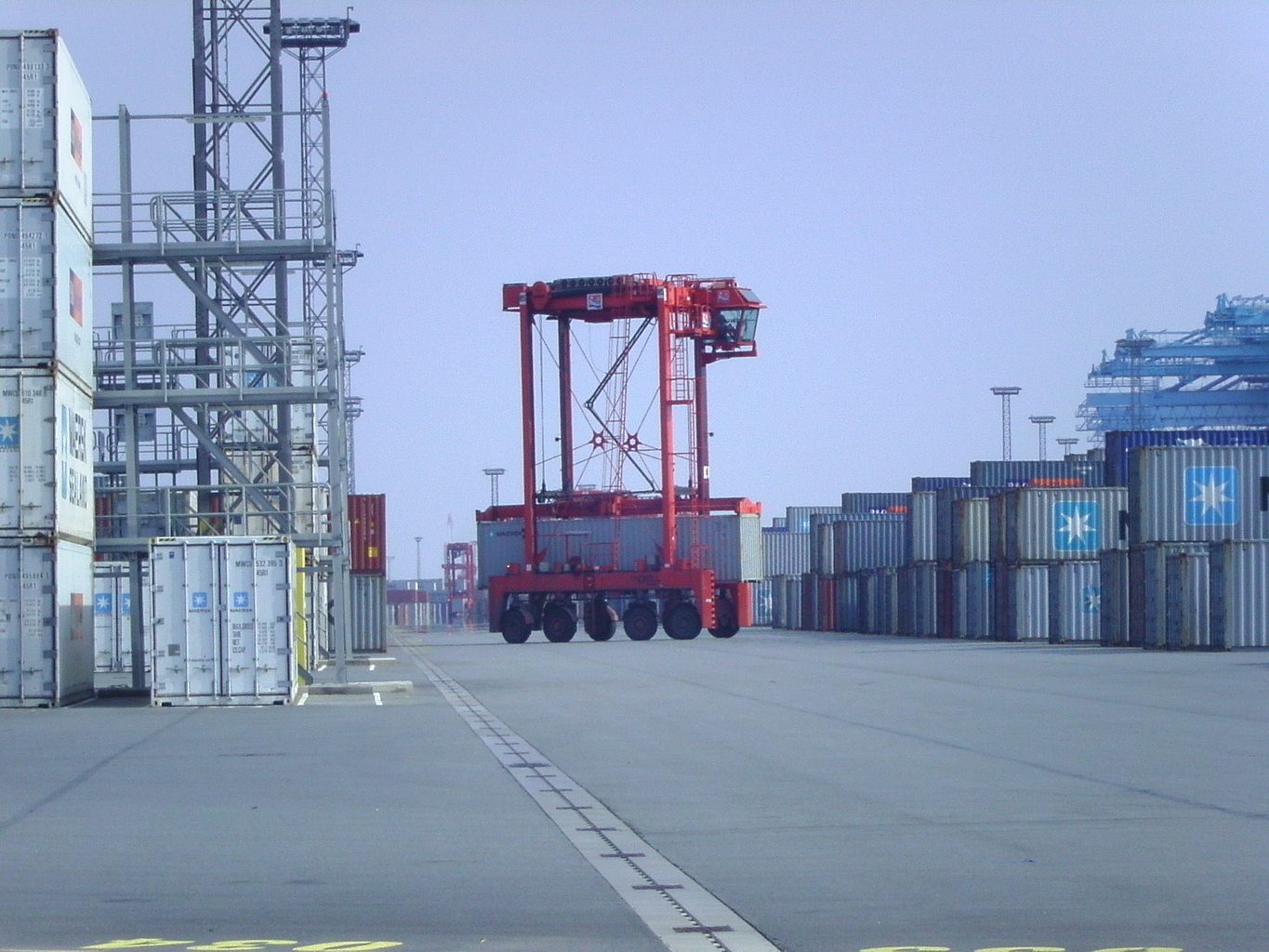 集装箱码头堆场中作业的跨运车（Straddle Carrier）