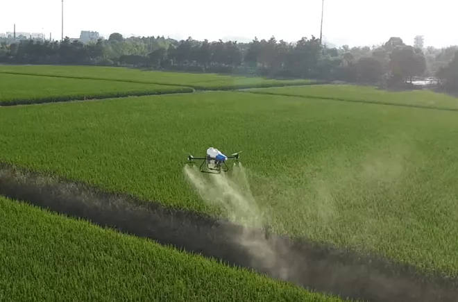 农业喷洒无人机利用高精度 RTK 定位提升作业效率